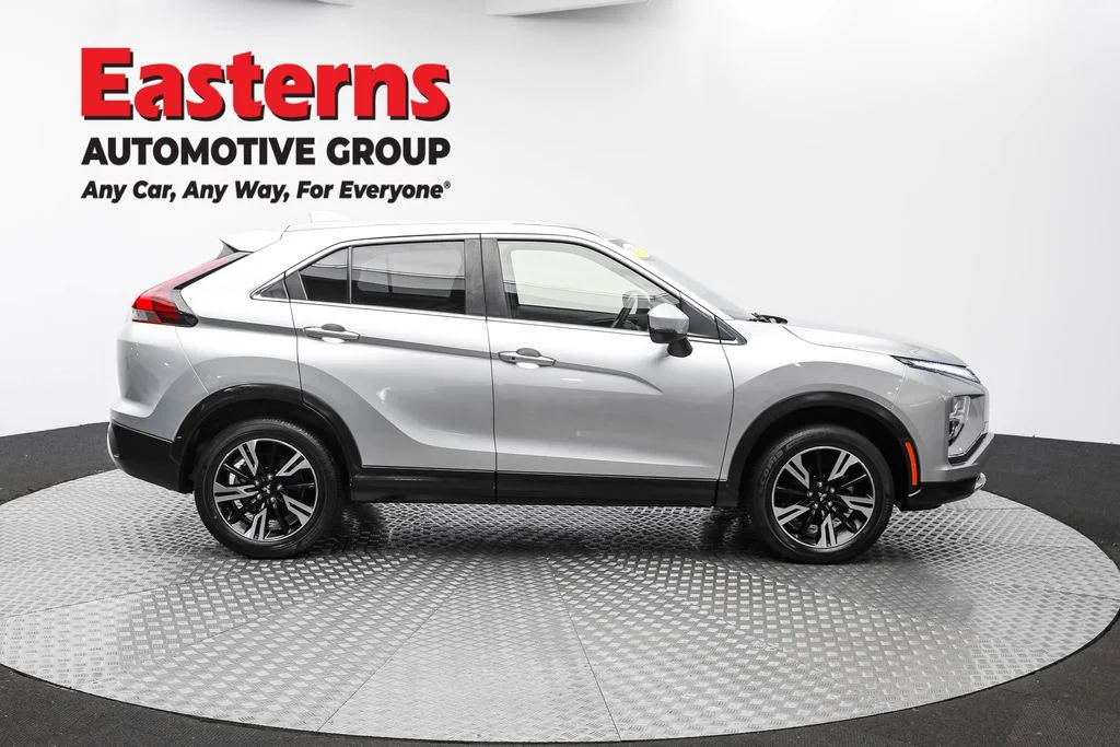Used 2024 Silver Mitsubishi SE image 4