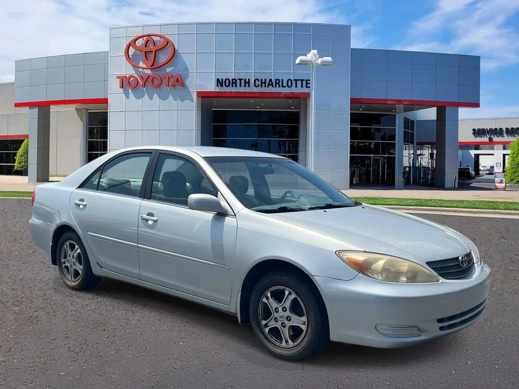 Used 2002 Silver Toyota LE image 1
