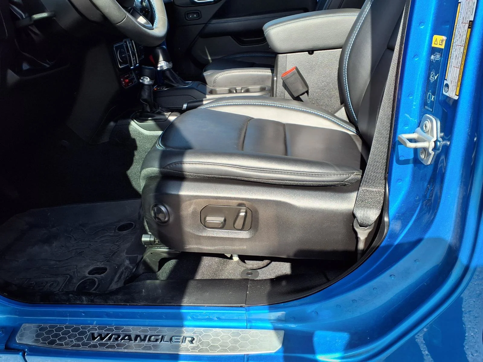 Used 2024 Hydro Blue Pearlcoat Jeep Rubicon image 15