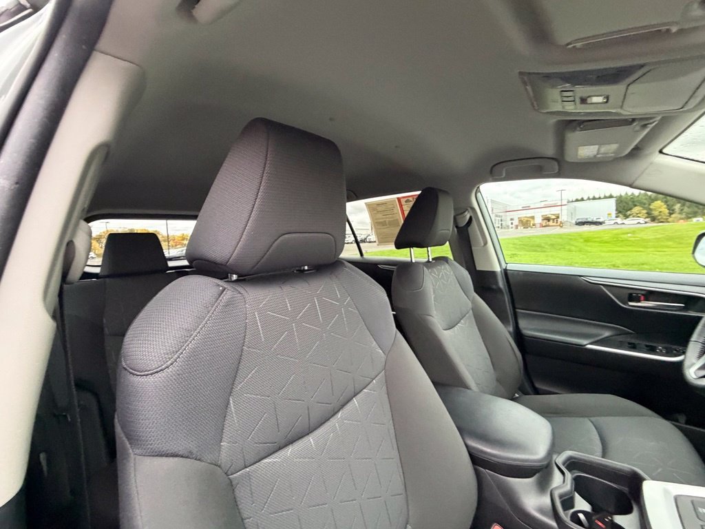 Used 2021  Toyota XLE image 34