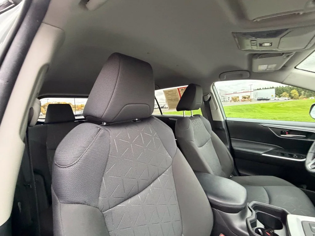 Used 2021  Toyota XLE image 34