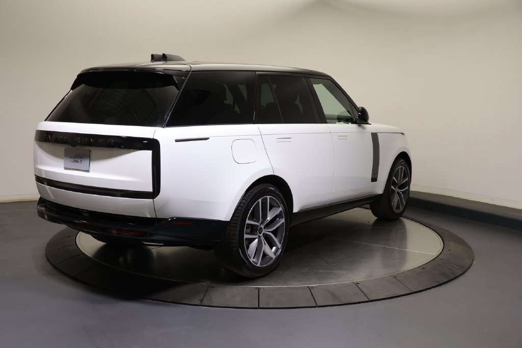 New 2027 Fuji White Land Rover SE image 5