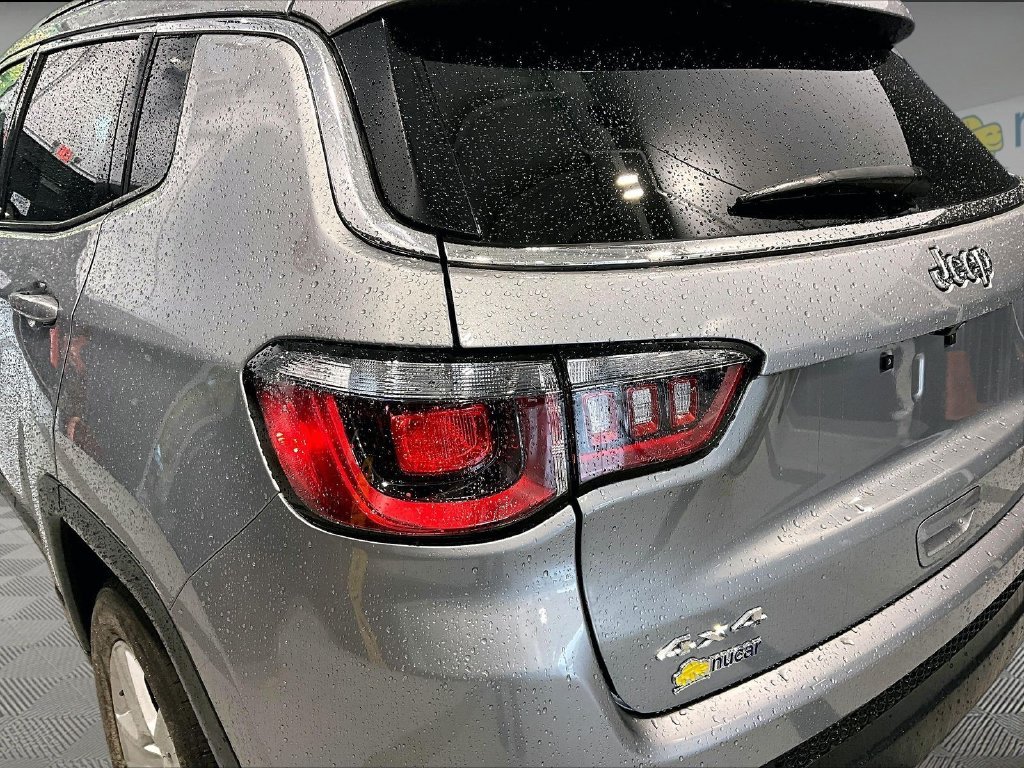 Used 2022 Silver Jeep Latitude image 25