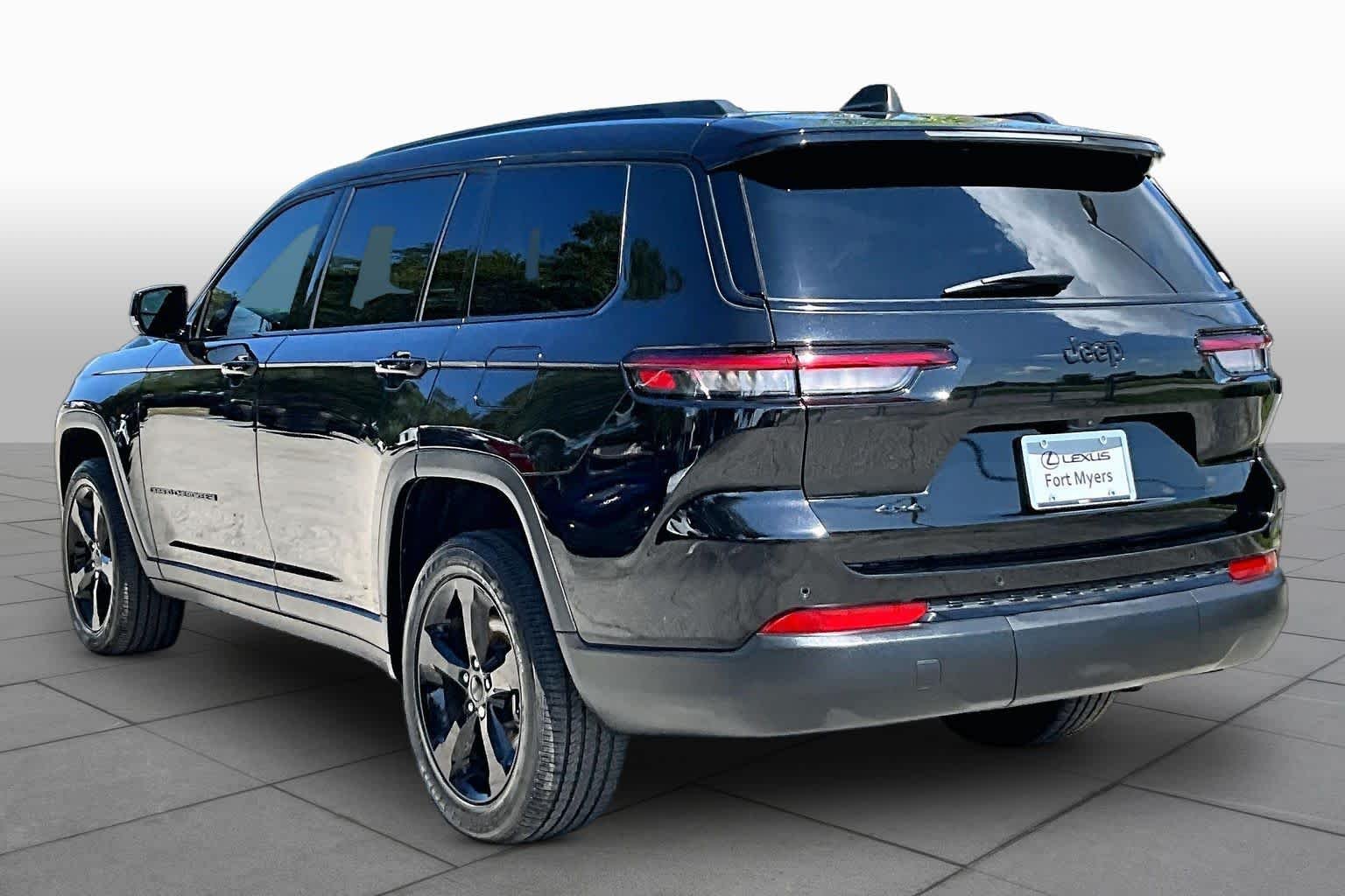 Used 2023 Diamond Black Crystal Pearlcoat Jeep Altitude image 12