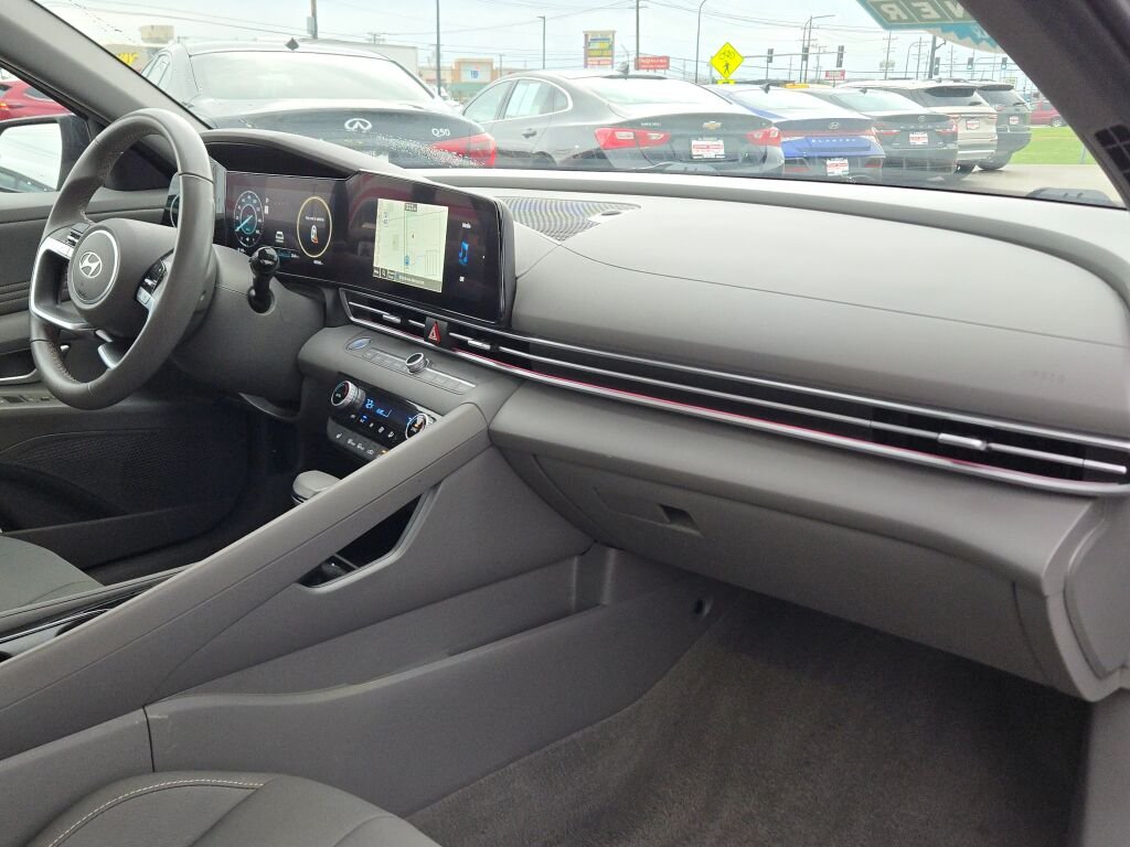 Used 2025 Black Hyundai SEL Convenience image 7