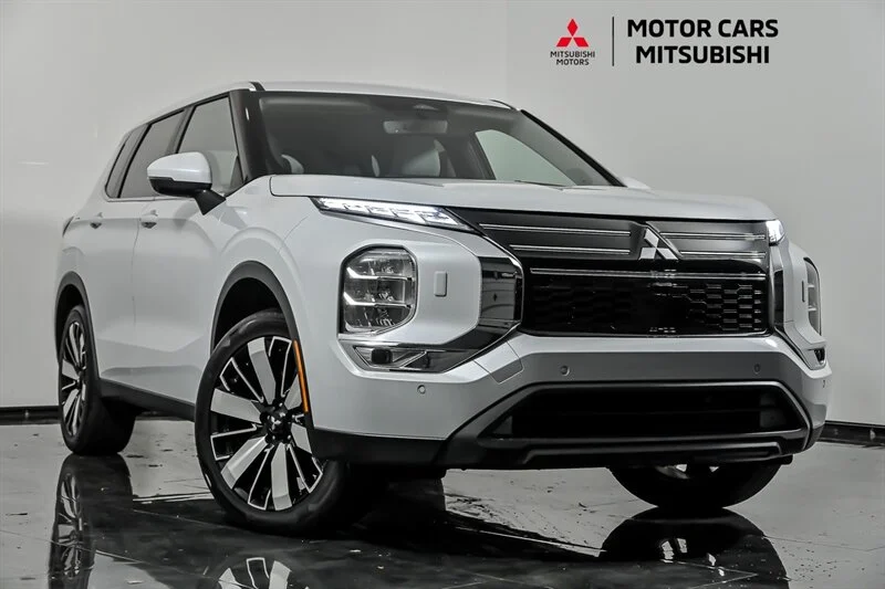 Used 2025 White Diamond Mitsubishi SE image 1