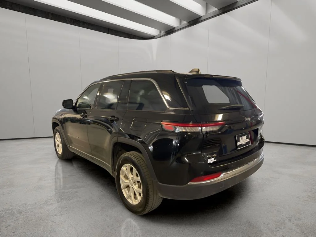 Used 2023 Diamond Black Crystal Pearl Jeep Limited image 7