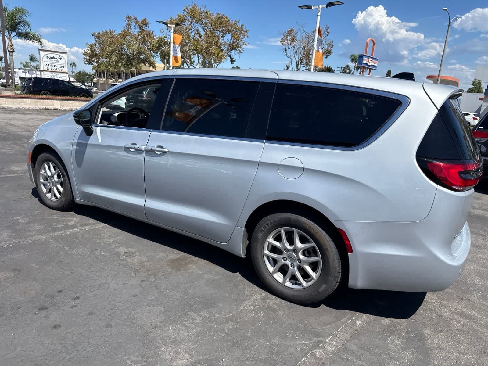 Used 2024 Silver Mist Clearcoat Chrysler Touring L image 21