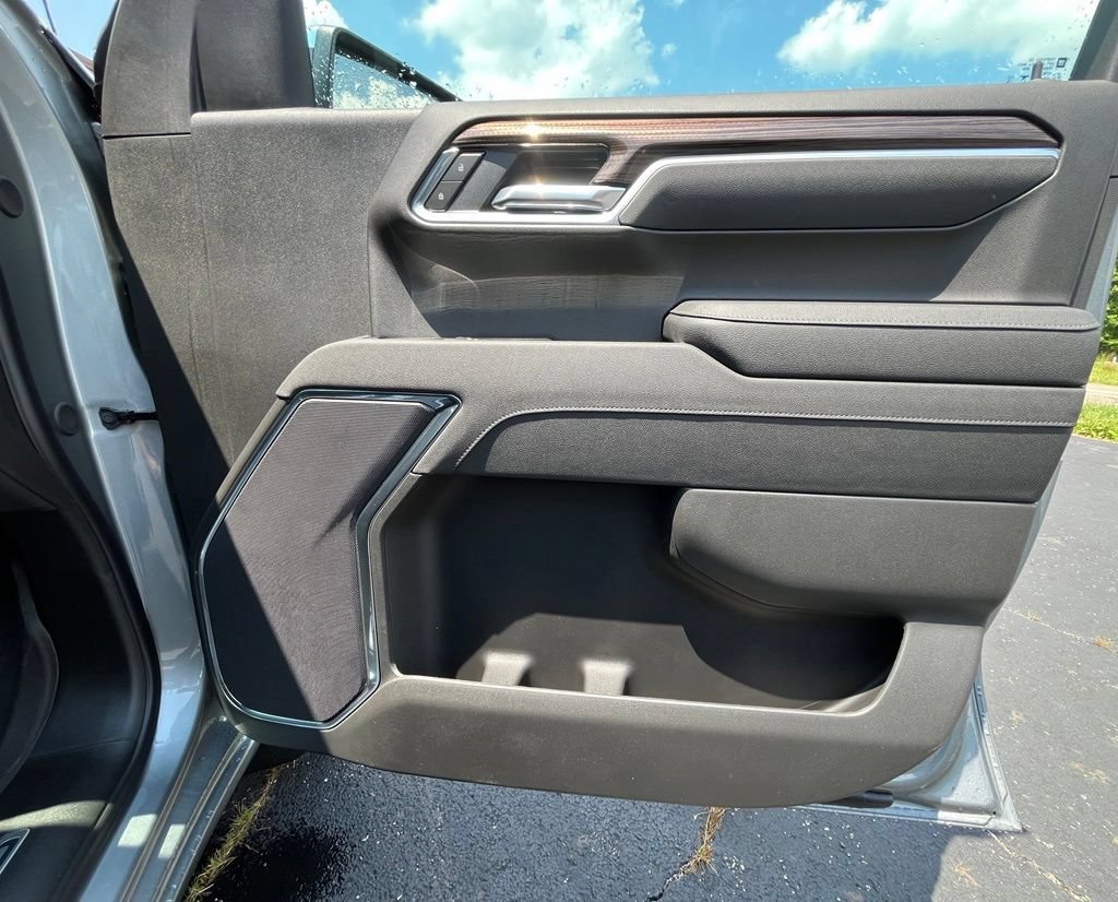 New 2026 Sterling Gray Metallic Chevrolet LT image 17