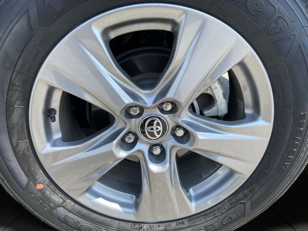 2024 Toyota RAV4 XLE - Photo 27