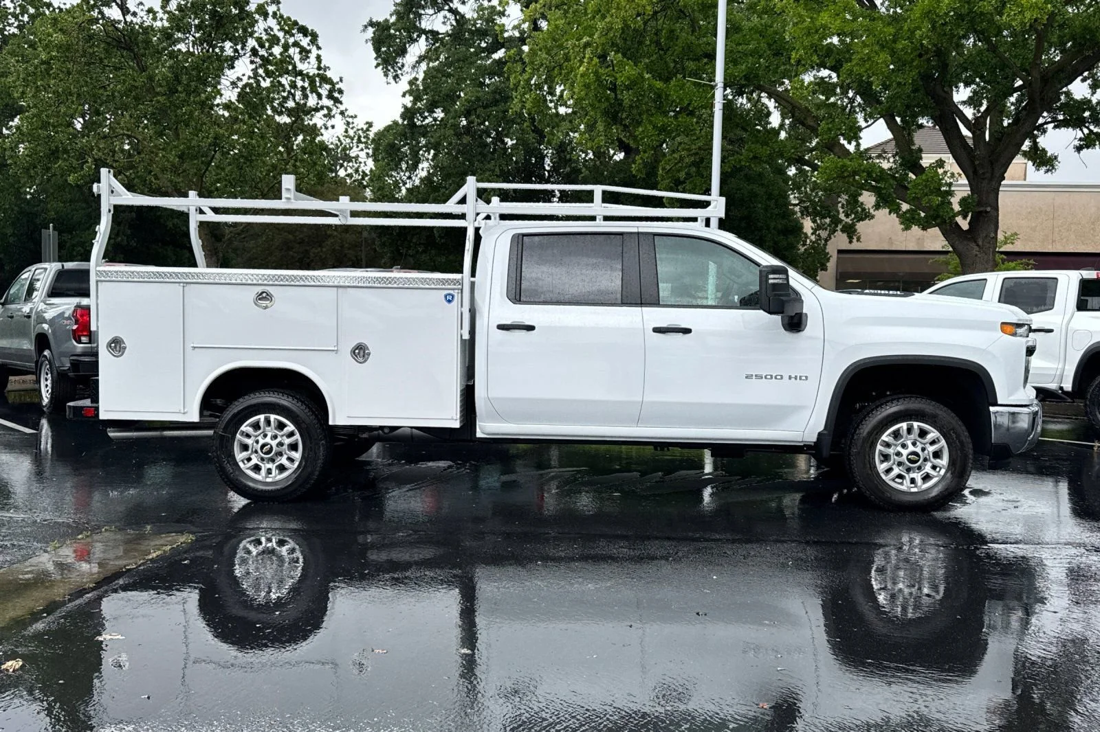 New 2026 Summit White Chevrolet WT image 2