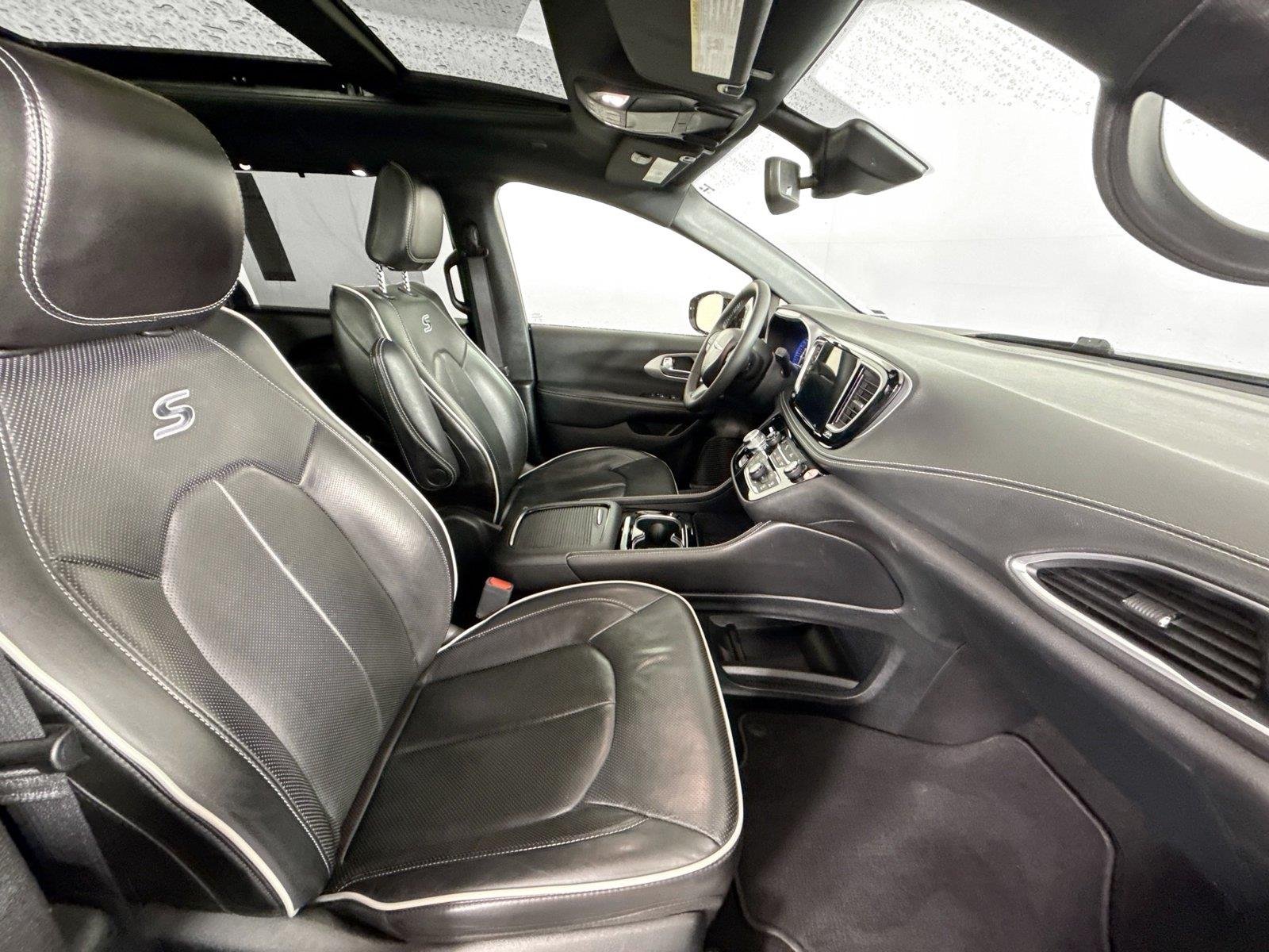 Used 2025 Diamond Black Crystal Pearlcoat Chrysler Limited image 45