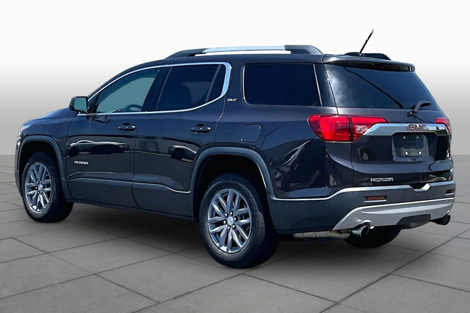 Used 2018 Iridium Metallic GMC SLT image 11