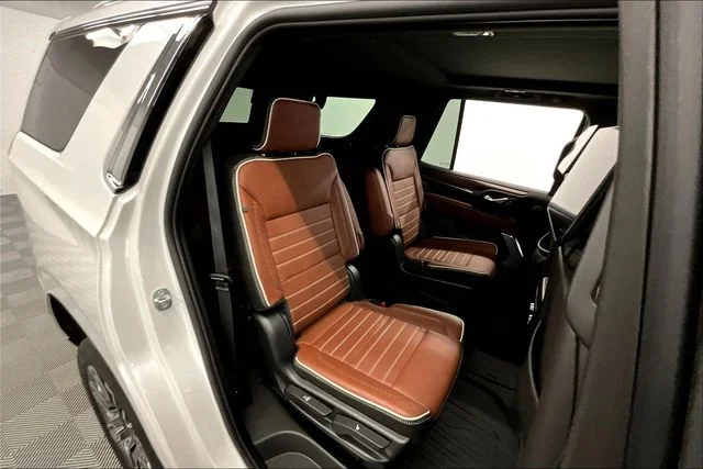 Used 2023 White Frost Tricoat GMC Denali Ultimate image 26