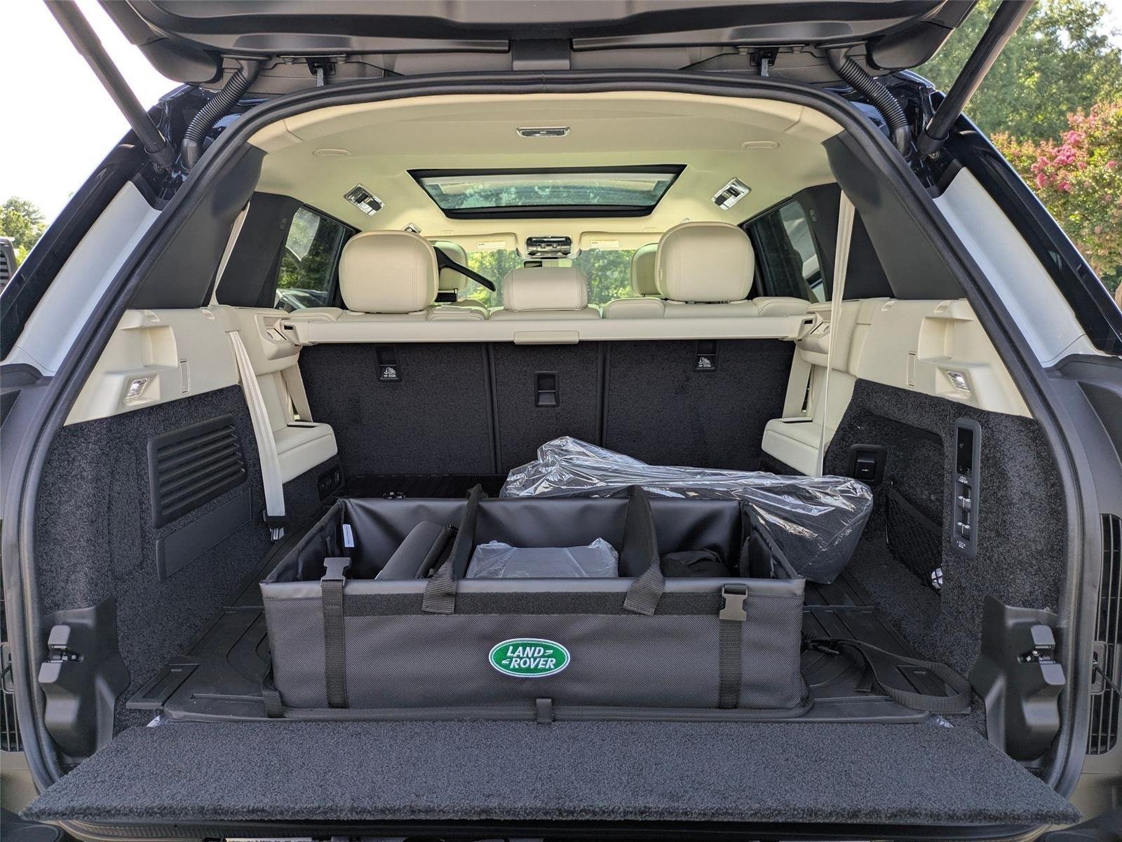 New 2026 Fuji White LAND ROVER SE 7 Seats image 31