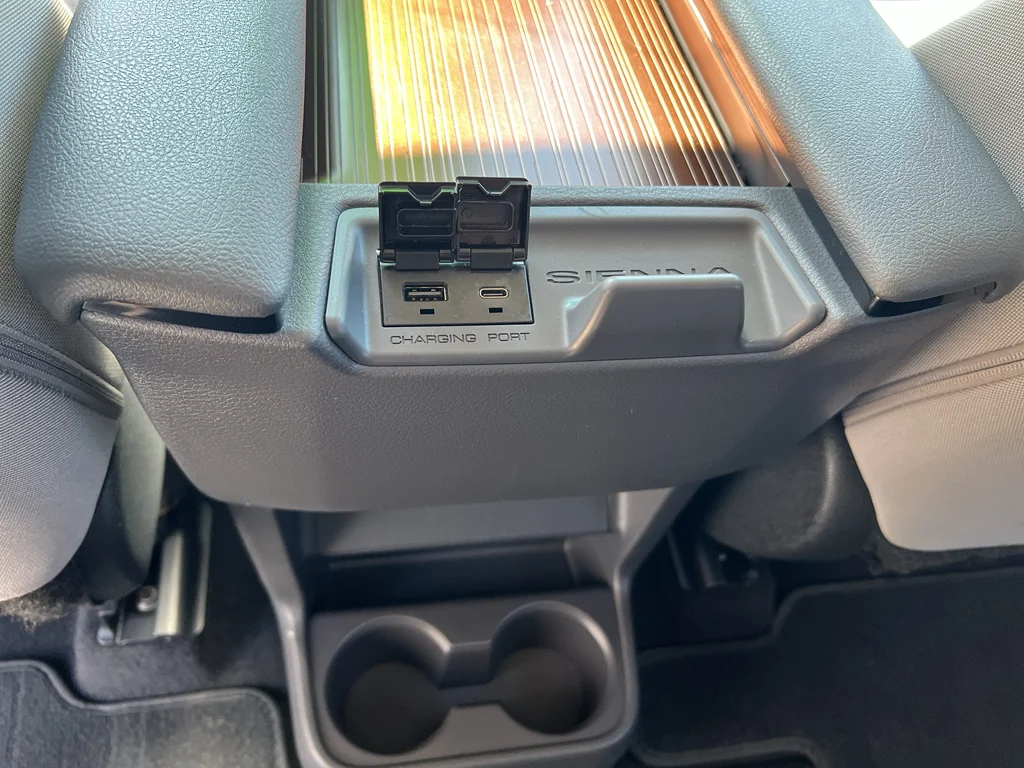 2023 Toyota Sienna LE - Photo 25