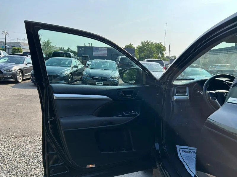 Used 2018 Black Toyota LE Sport Utility 4D image 39