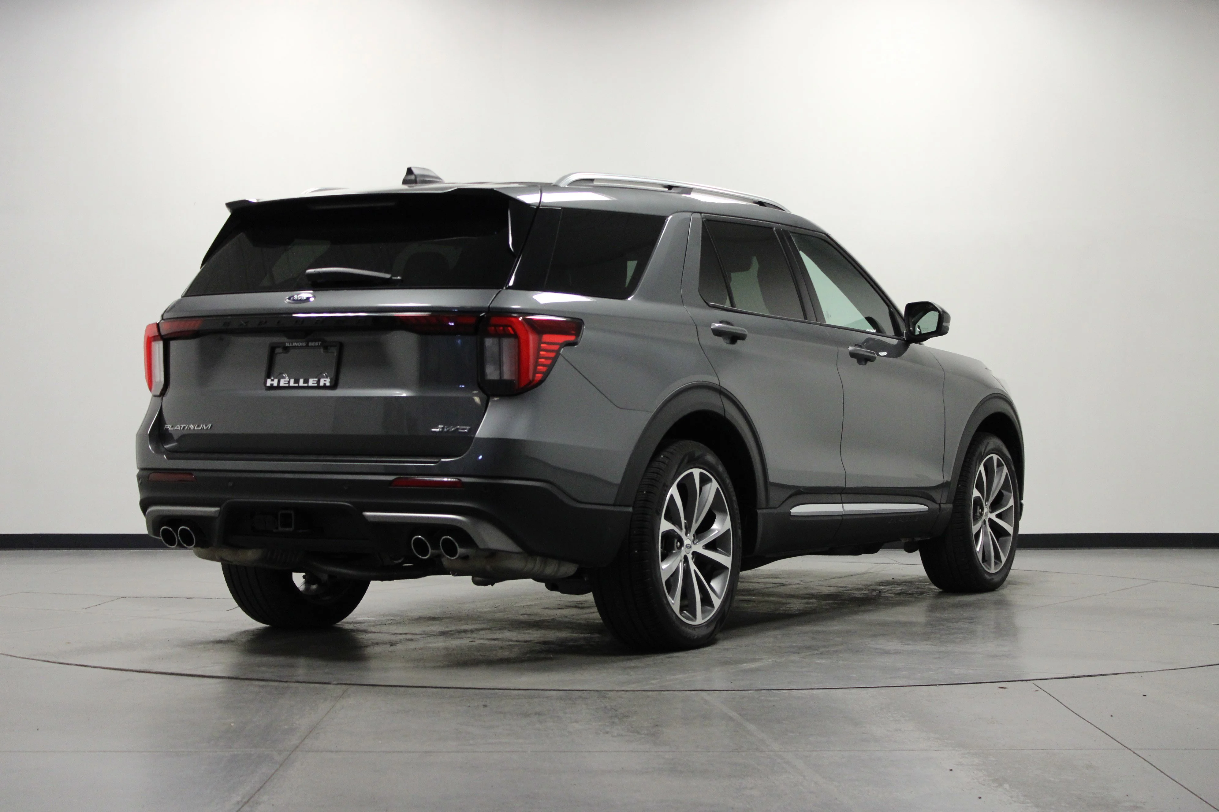 Used 2025 Gray Metallic Ford Platinum image 4