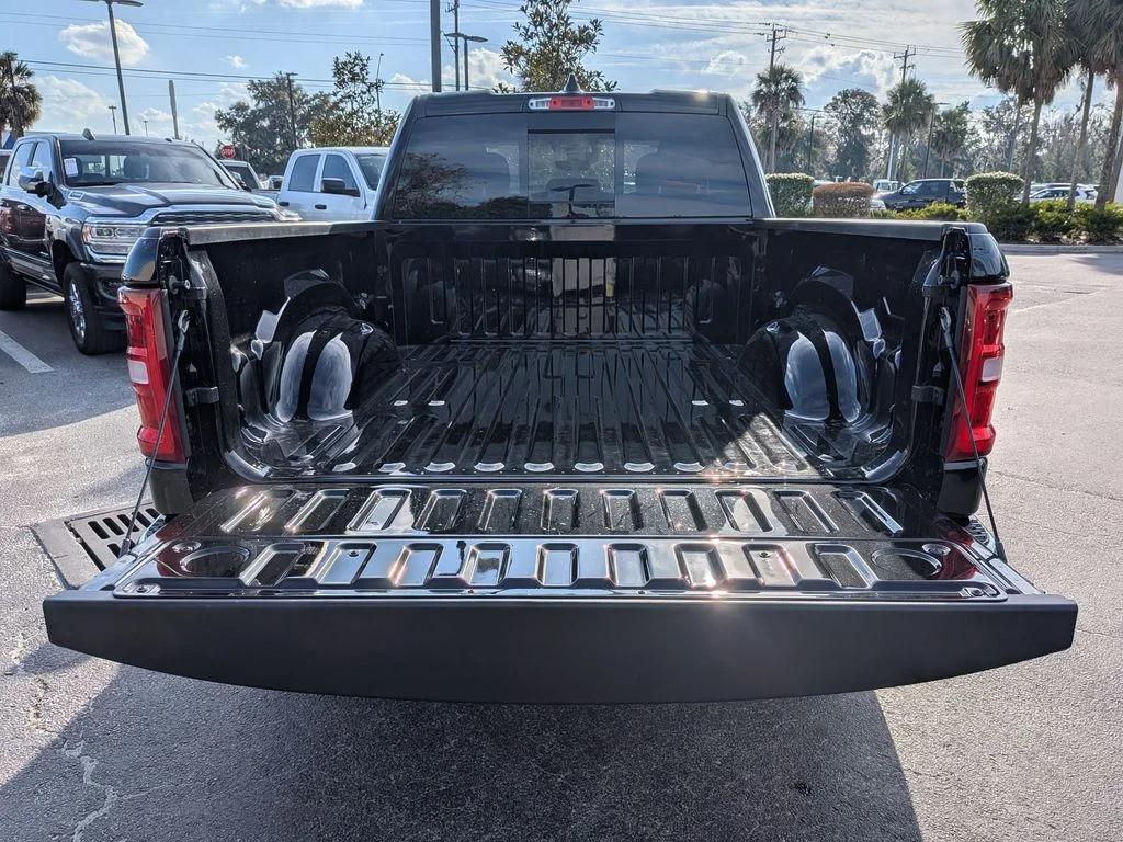 New 2026 Diamond Black Crystal Pearl-Coat Exterior Paint RAM Tradesman image 14