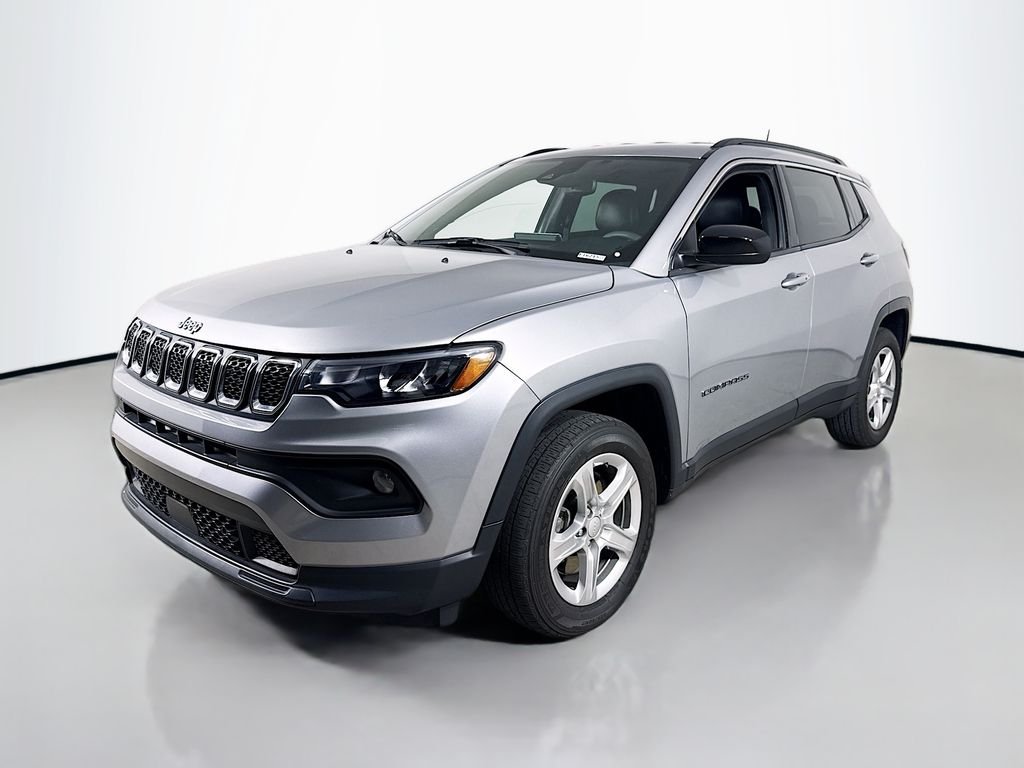 Used 2023 Billet Silver Metallic Clearcoat Jeep Latitude image 7
