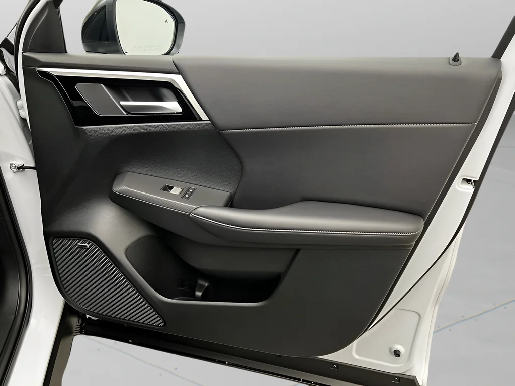 New 2026 White Diamond Mitsubishi LE image 12
