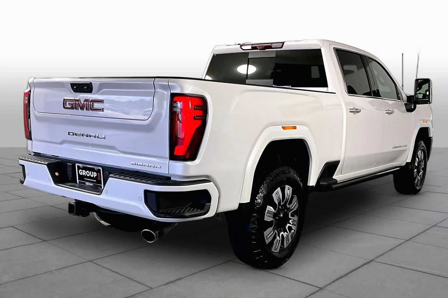 Used 2024 White Frost Tricoat GMC Denali image 13