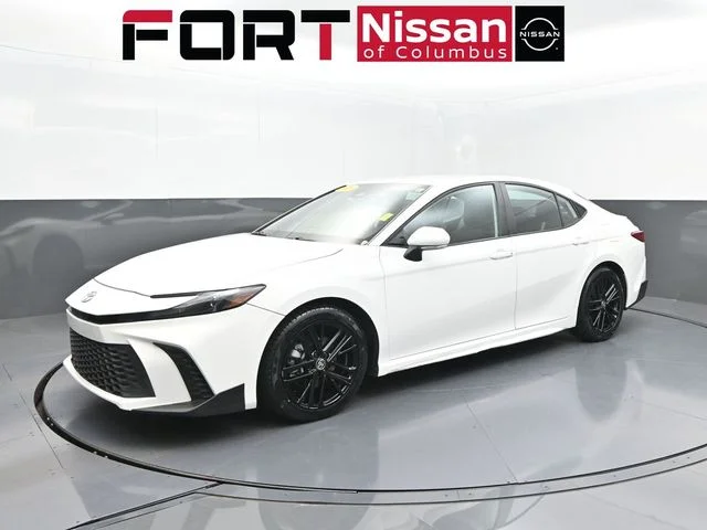 Used 2025  Toyota SE image 3