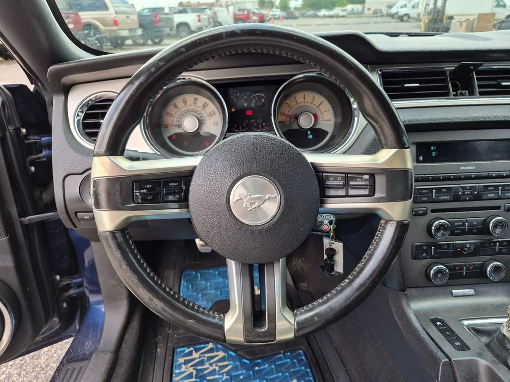 Used 2010  Ford GT Premium image 11