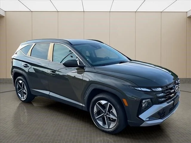 Used 2025 Green Hyundai SEL image 2