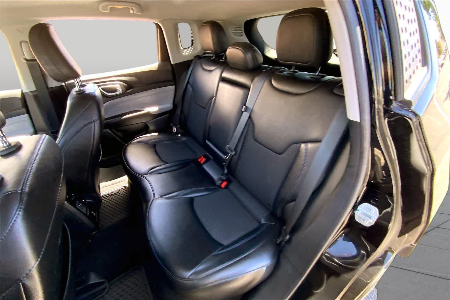 Used 2022 Diamond Black Crystal Pearlcoat Jeep Latitude image 18