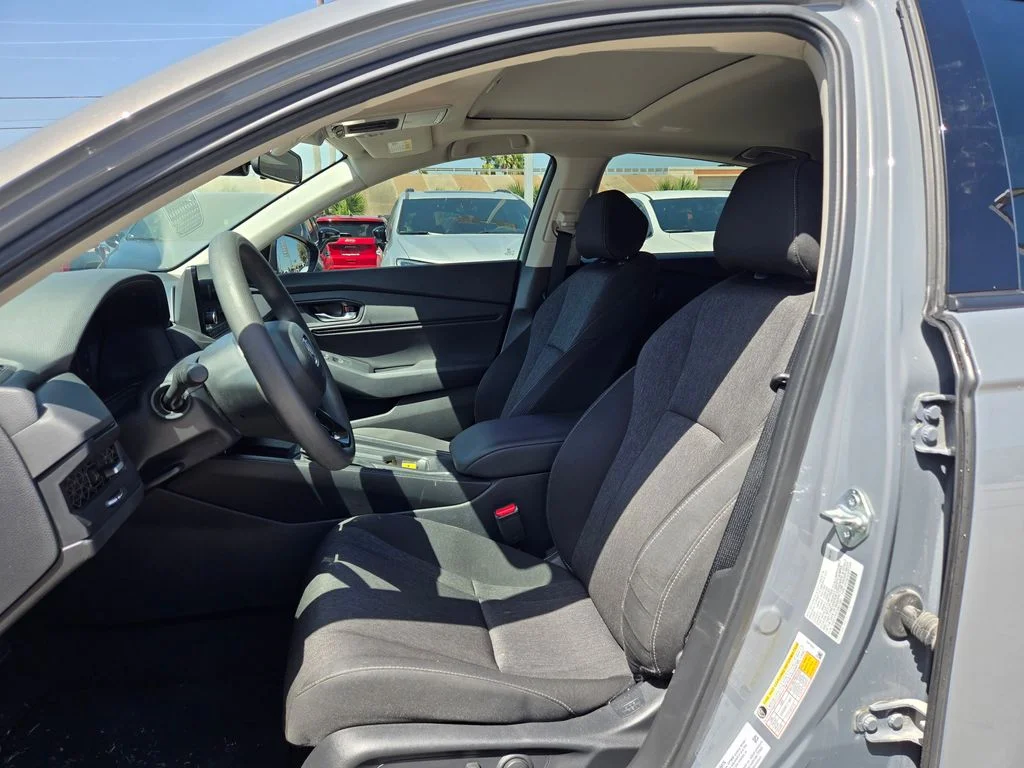 Used 2025 White Honda SE image 9