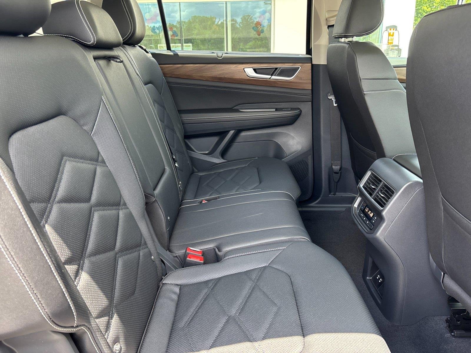 New 2026 deep black pearl Volkswagen 2.0T SE w/Technology image 37