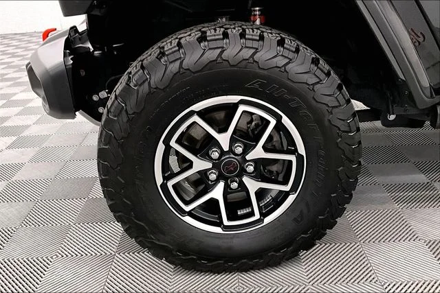 Used 2023 Black Clearcoat Jeep Mojave image 10