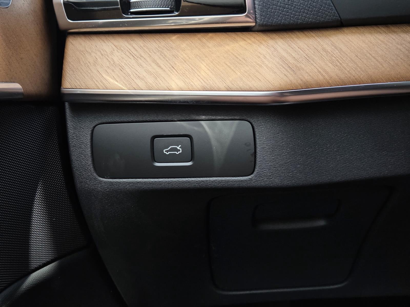 Used 2024 Onyx Black Metallic Volvo Plus Bright Theme image 24