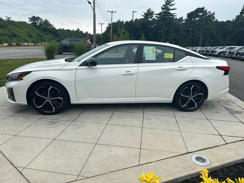 Used 2024 White Nissan 2.5 SR image 3
