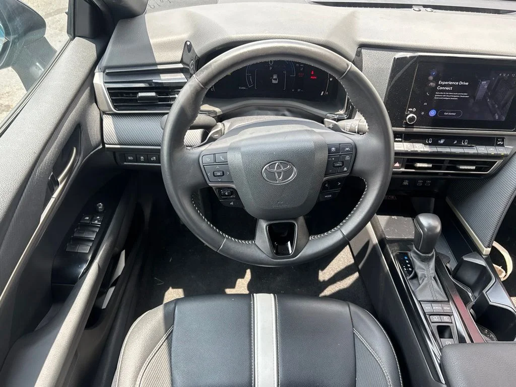 Used 2025  Toyota SE image 3