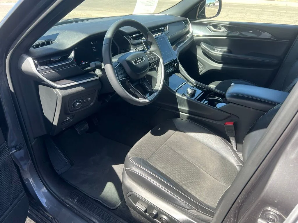 Used 2023 Metallic Jeep Altitude image 10