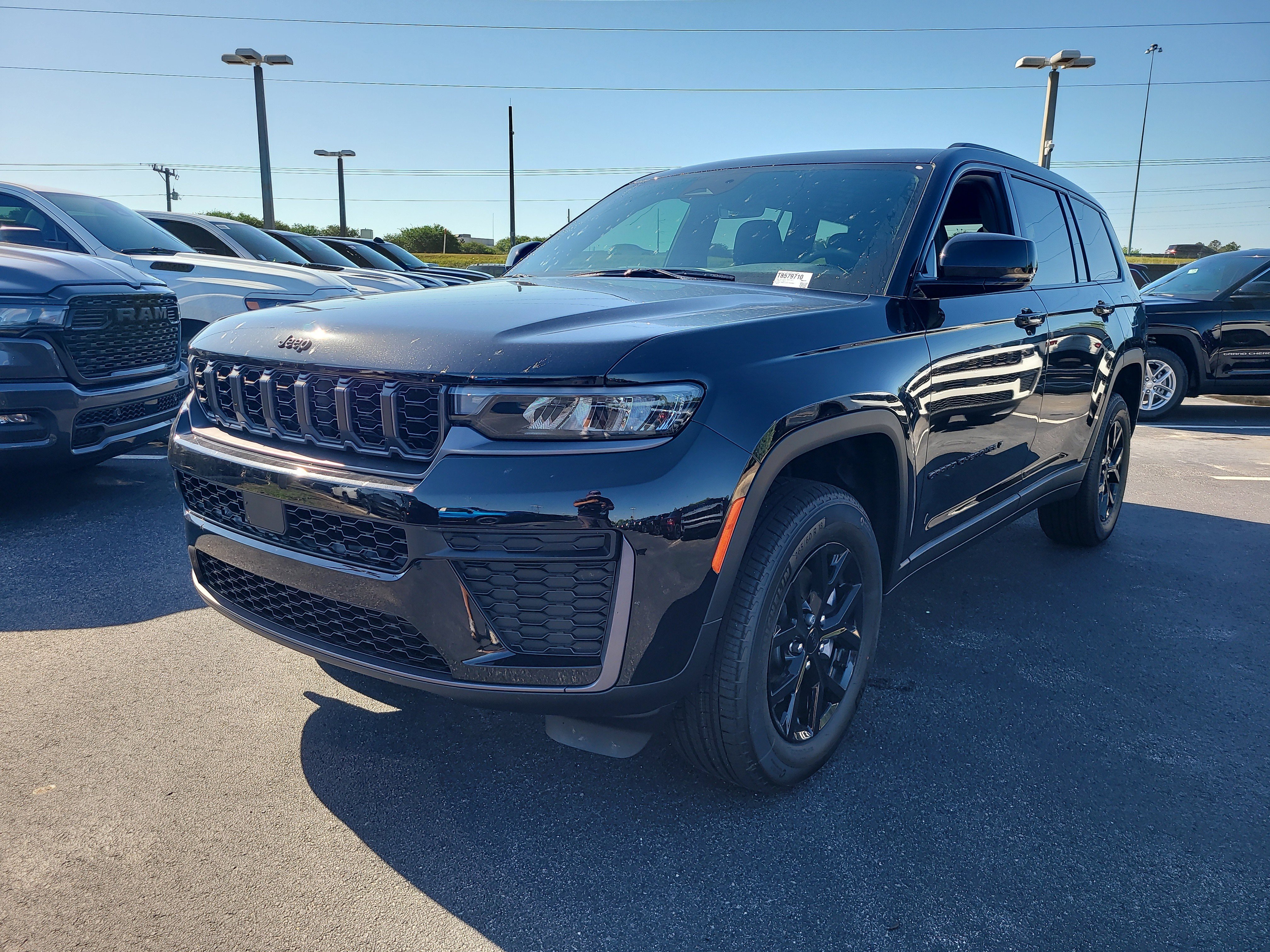 New 2026 Diamond Black Crystal Pearl-Coat Exterior Paint Jeep Altitude image 2