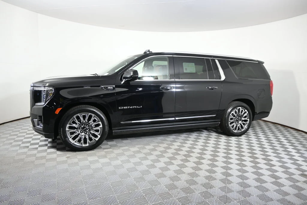 Used 2024 GMC Yukon XL Denali Ultimate with VIN 1GKS2KKL8RR394947 for sale in Forest Lake, Minnesota