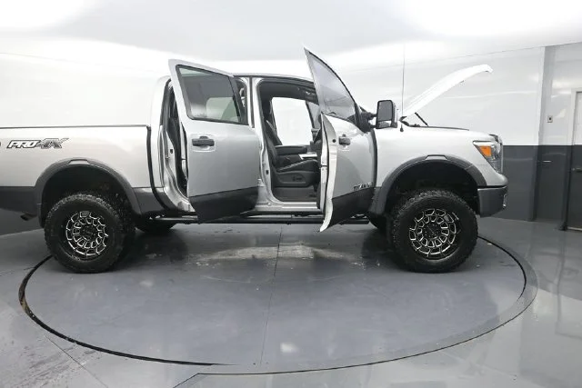 Used 2018 Silver Nissan PRO-4X image 46