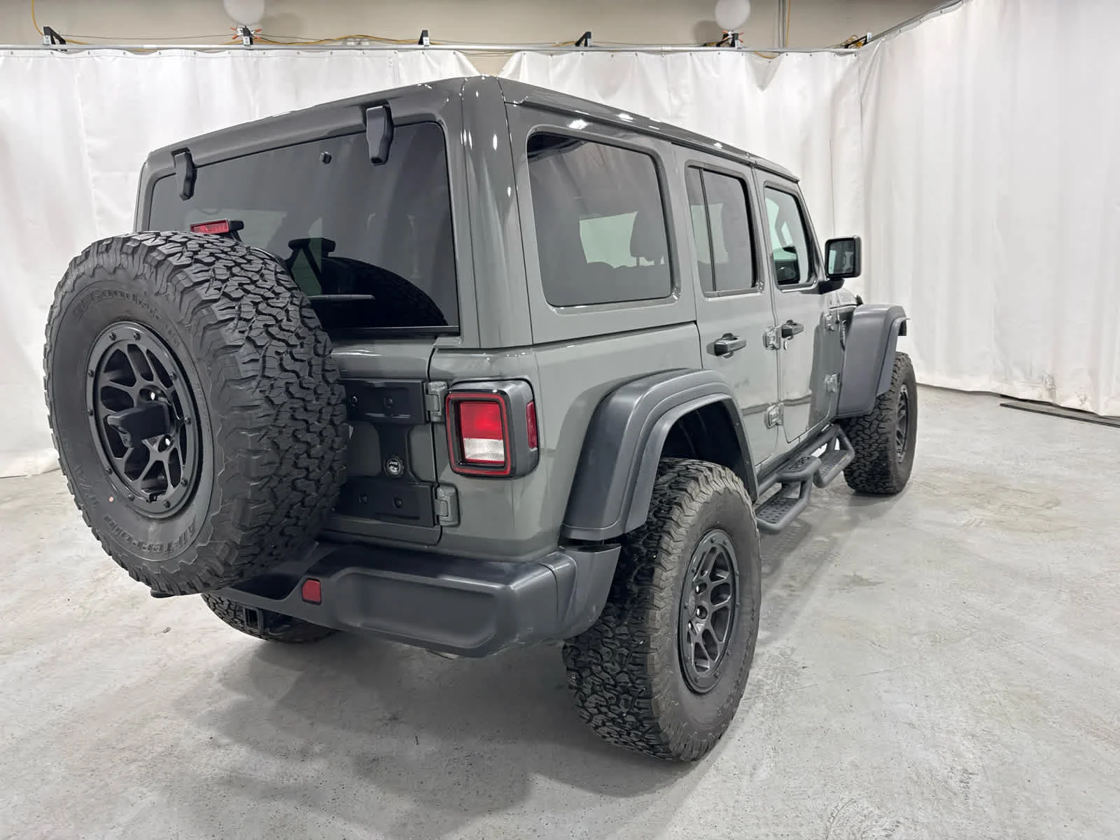 Used 2023 Gray Jeep 4-Door High Tide 4x4 image 5