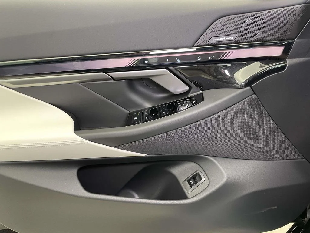 New 2027 Black BMW 530i xDrive image 29