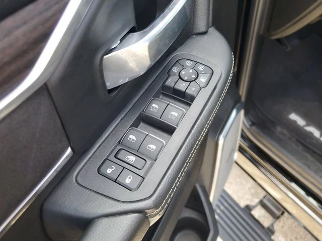 2025 RAM 3500 Laramie - Photo 18