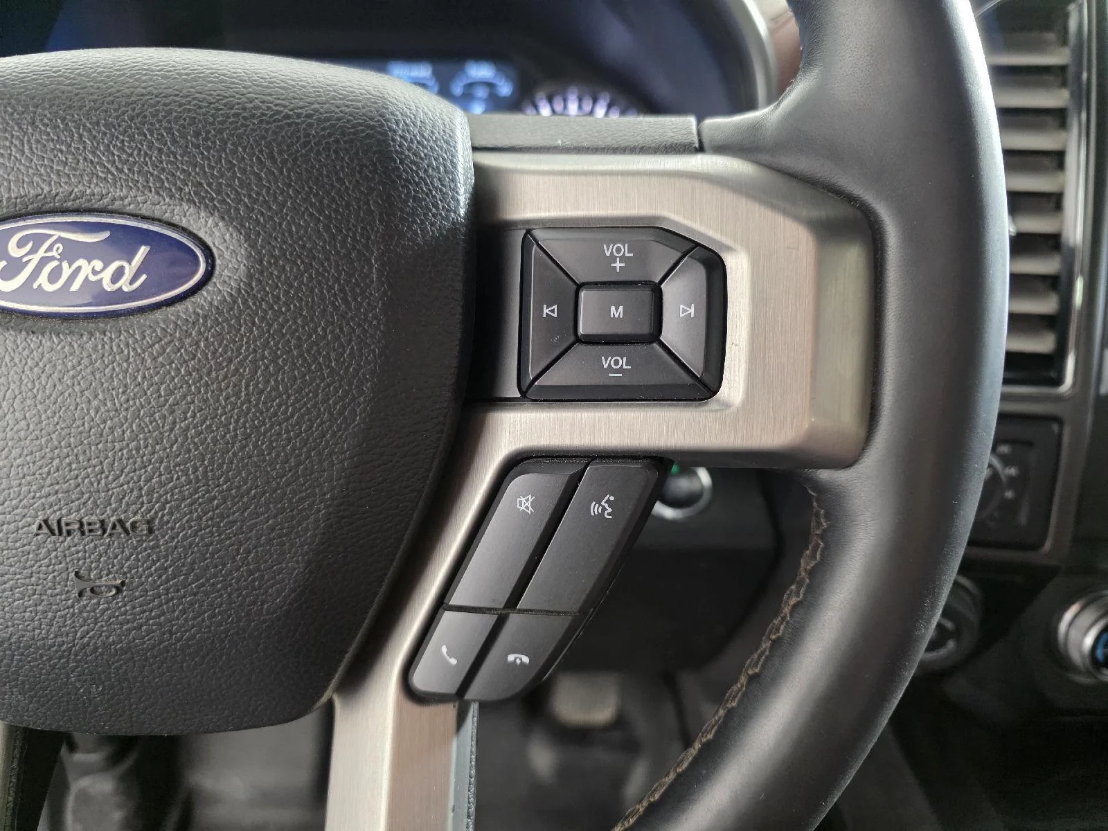 Used 2019 White Platinum Metallic Tri-Coat Ford Platinum image 27