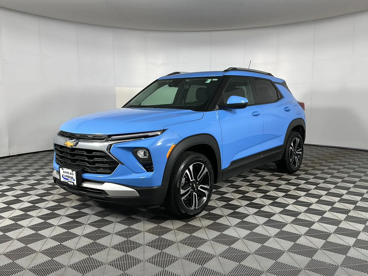 Used 2024 Fountain Blue Chevrolet LT image 3