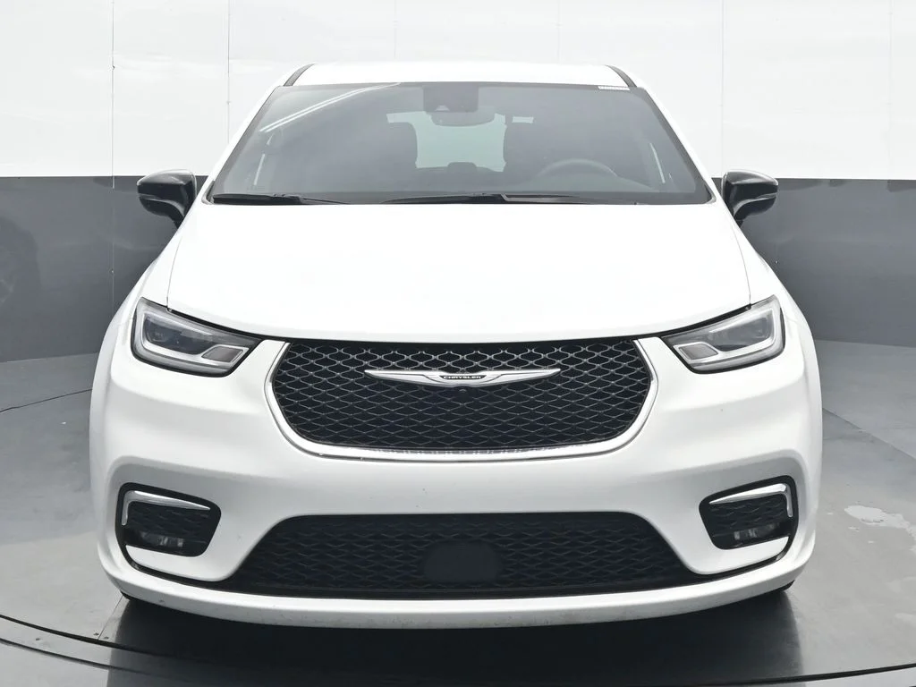 Used 2025 White Chrysler Select image 1