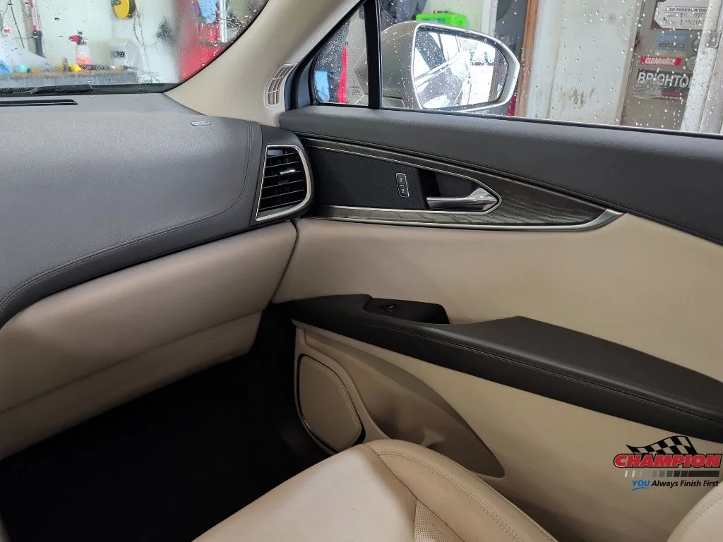 Used 2019 Brown Lincoln Select image 26