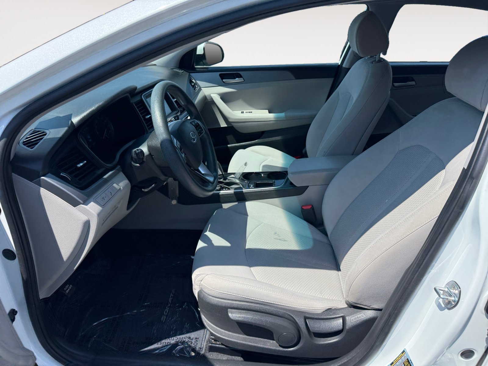 Used 2018 Quartz White Pearl Hyundai SE image 10