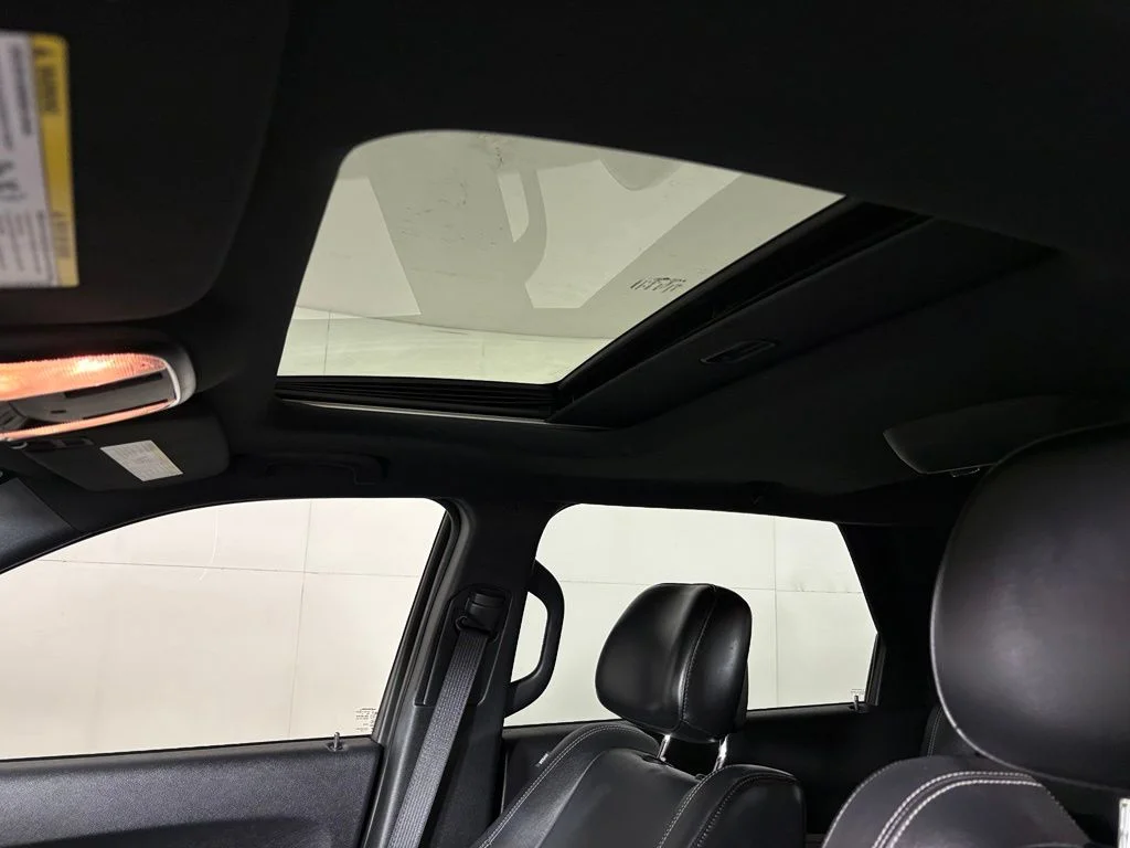 Used 2015 Black Dodge SXT image 19