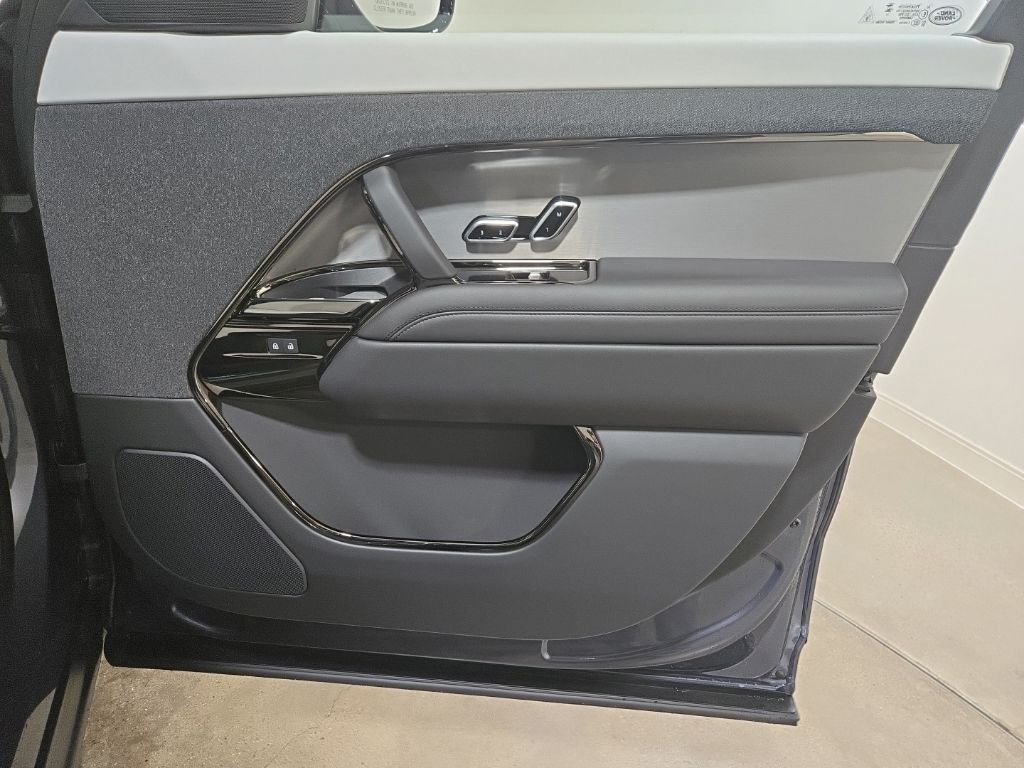 New 2026 Varesine Blue Land Rover Dynamic SE image 21